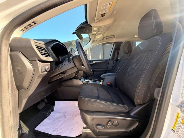 Photo of 2023 Oxford White Ford Escape
