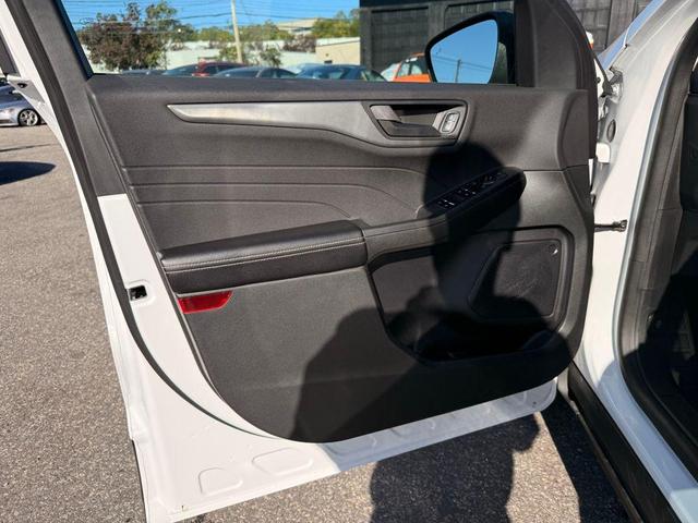 Photo of 2023 Oxford White Ford Escape