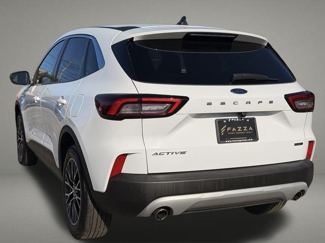Photo of 2023 Oxford White Ford Escape