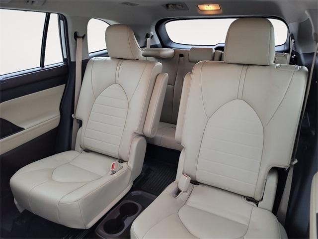 Photo of 2022 Wind Chill Pearl Toyota Highlander