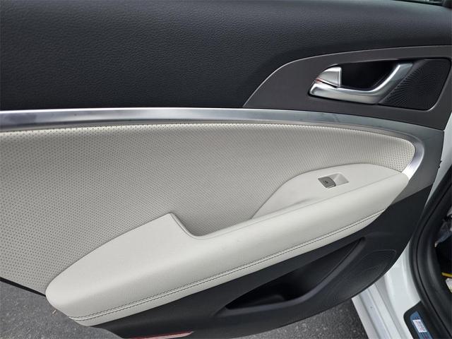 Photo of 2026 Uyuni White Genesis G70