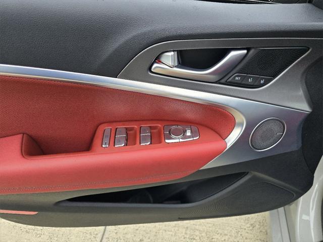 Photo of 2025 Uyuni White Genesis G70