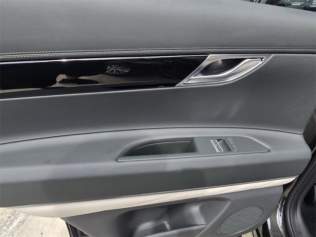 Photo of 2025 Vik Black Genesis GV80
