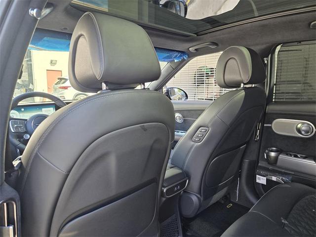 Photo of 2025 Vik Black Genesis GV60