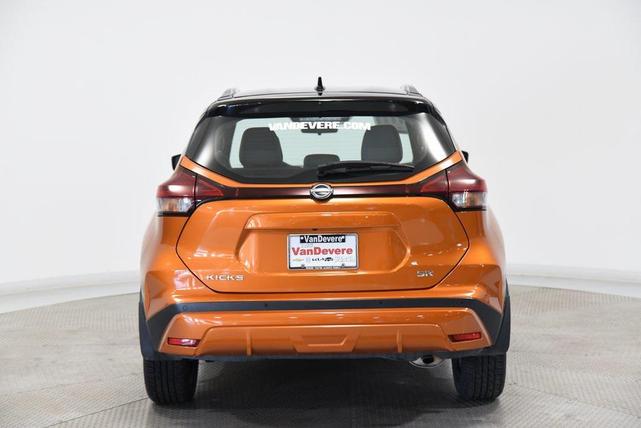 Photo of 2023 Monarch Orange Metallic/Super Black Nissan Kicks