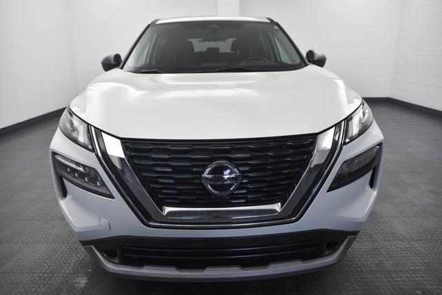 Photo of 2023 Glacier White Nissan Rogue