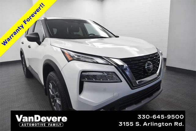 Photo of 2023 Glacier White Nissan Rogue