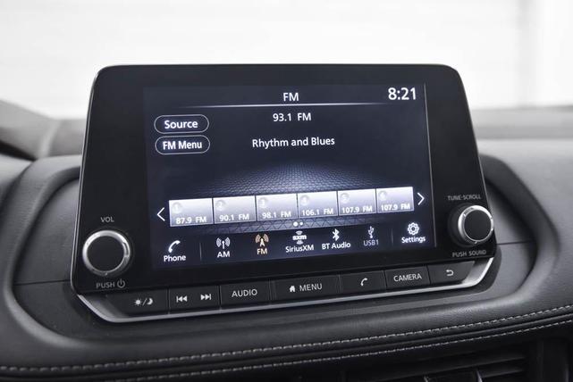 Photo of 2023 Glacier White Nissan Rogue
