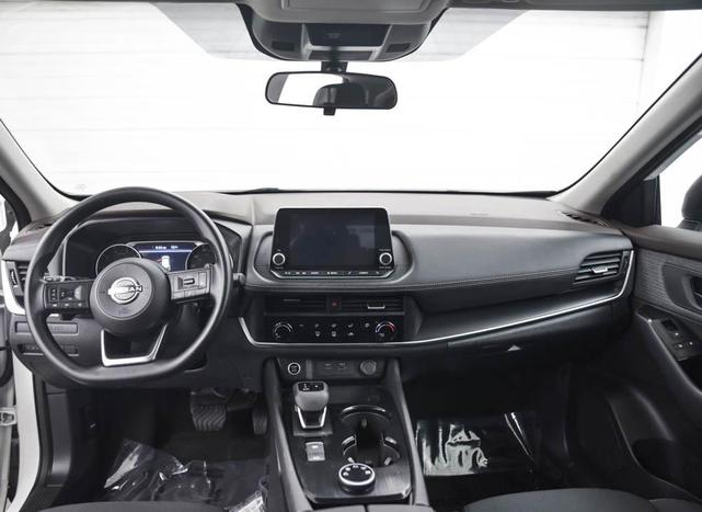 Photo of 2023 Glacier White Nissan Rogue