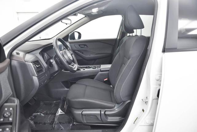 Photo of 2023 Glacier White Nissan Rogue