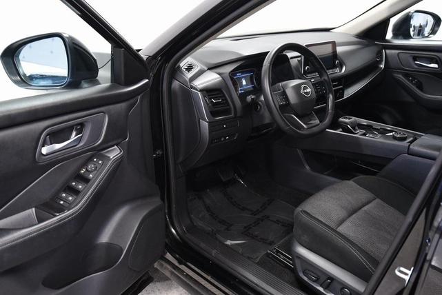 Photo of 2025 Super Black Nissan Rogue