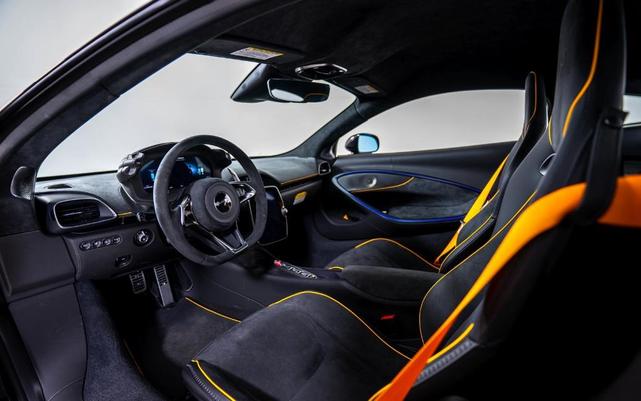 Photo of 2024 Onyx Black McLaren Artura