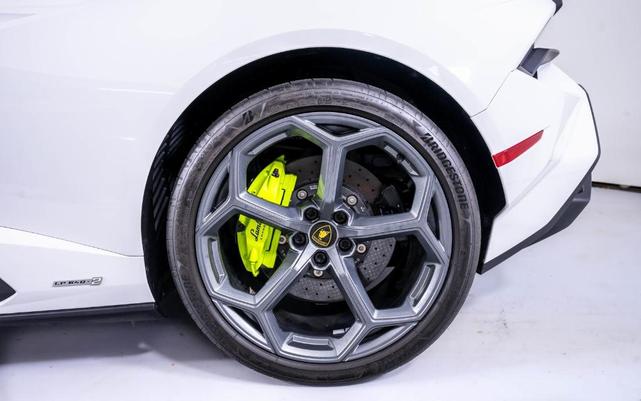 Photo of 2024 Bianco Monocerus Metallic Lamborghini Huracan Tecnica