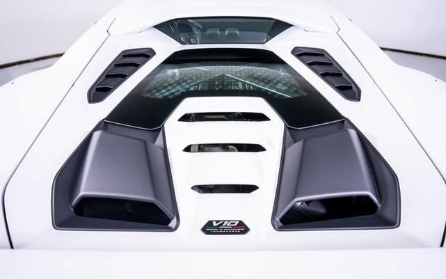 Photo of 2024 Bianco Monocerus Metallic Lamborghini Huracan Tecnica