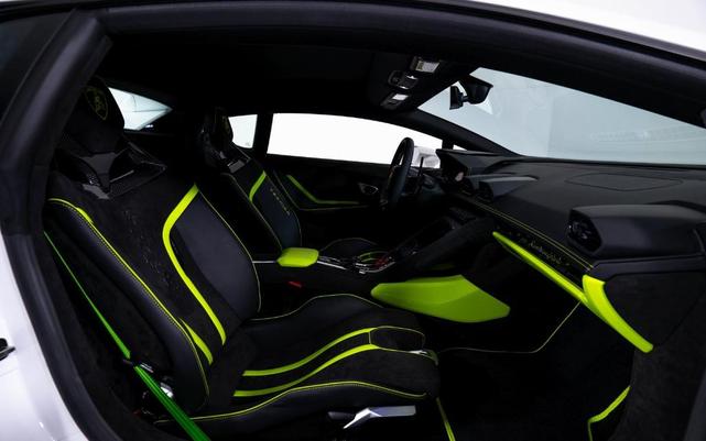 Photo of 2024 Bianco Monocerus Metallic Lamborghini Huracan Tecnica