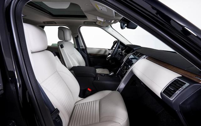 Photo of 2025 Santorini Black Land Rover Discovery