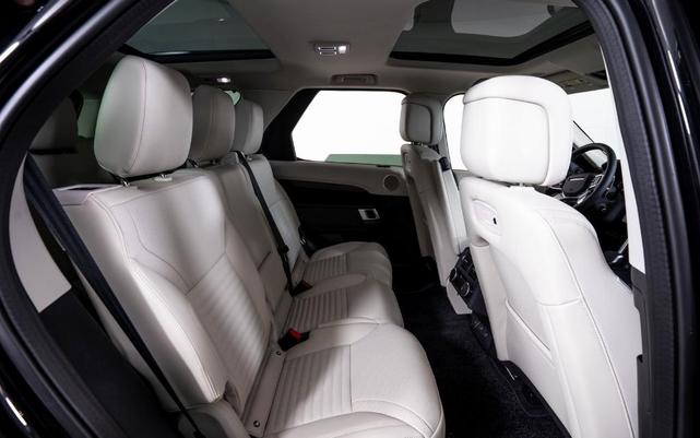 Photo of 2025 Santorini Black Land Rover Discovery