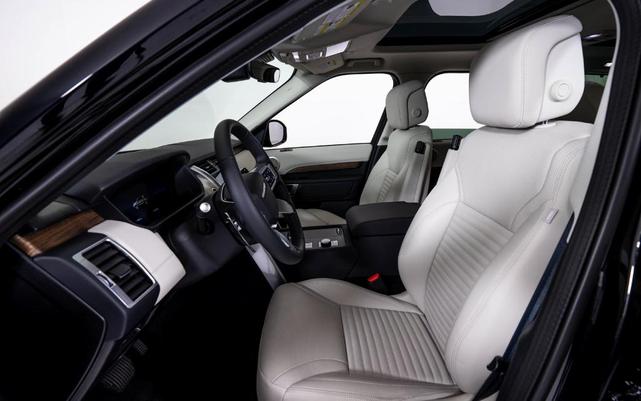 Photo of 2025 Santorini Black Land Rover Discovery