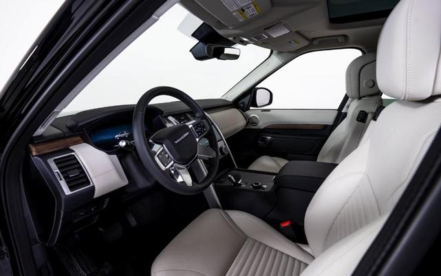 Photo of 2025 Santorini Black Land Rover Discovery