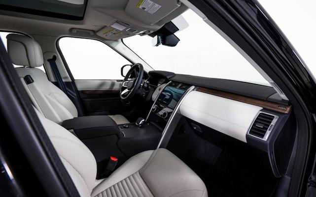 Photo of 2025 Santorini Black Land Rover Discovery