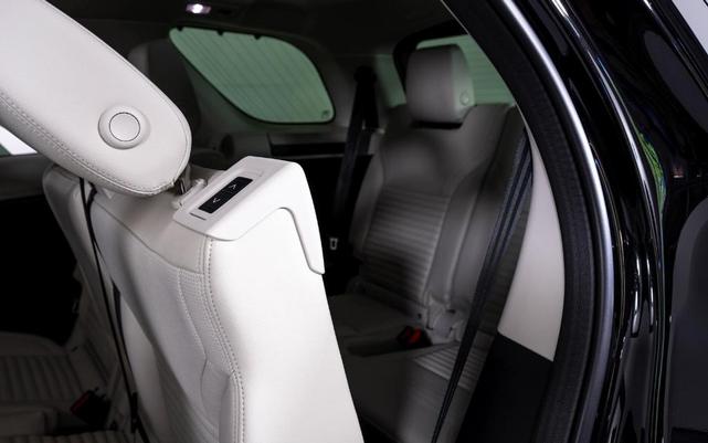 Photo of 2025 Santorini Black Land Rover Discovery