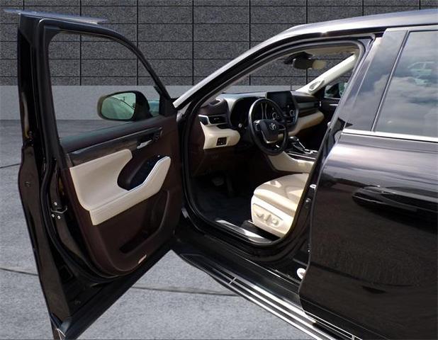 Photo of 2020 Midnight Black Metallic Toyota Highlander