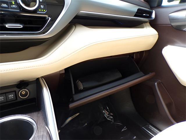 Photo of 2020 Midnight Black Metallic Toyota Highlander