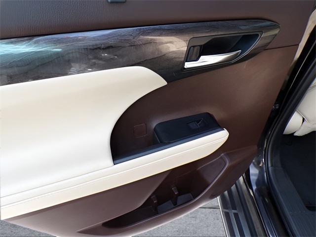 Photo of 2020 Midnight Black Metallic Toyota Highlander