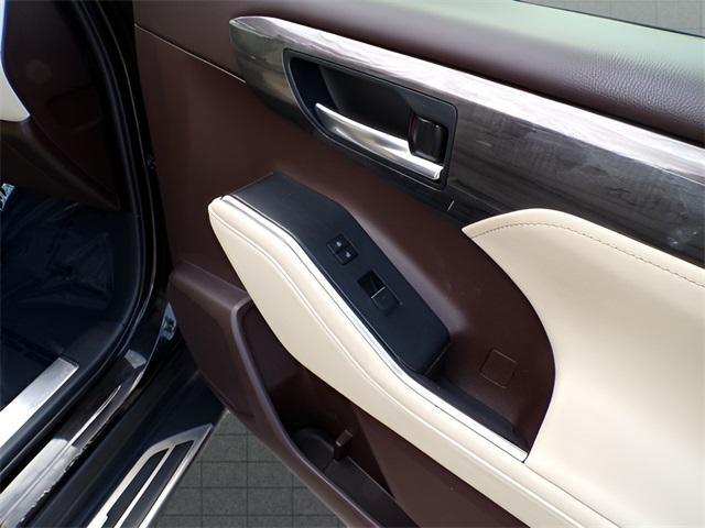Photo of 2020 Midnight Black Metallic Toyota Highlander