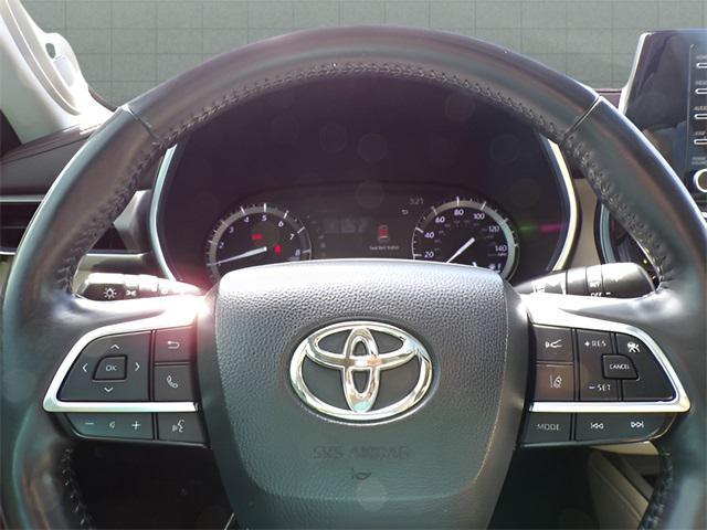 Photo of 2020 Midnight Black Metallic Toyota Highlander