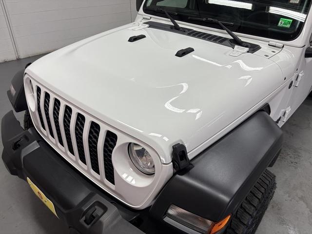 Photo of 2023 Bright White Clearcoat Jeep Gladiator