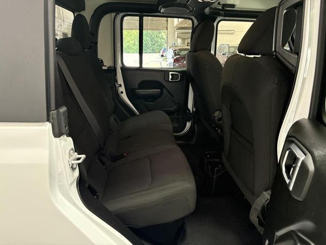 Photo of 2023 Bright White Clearcoat Jeep Gladiator