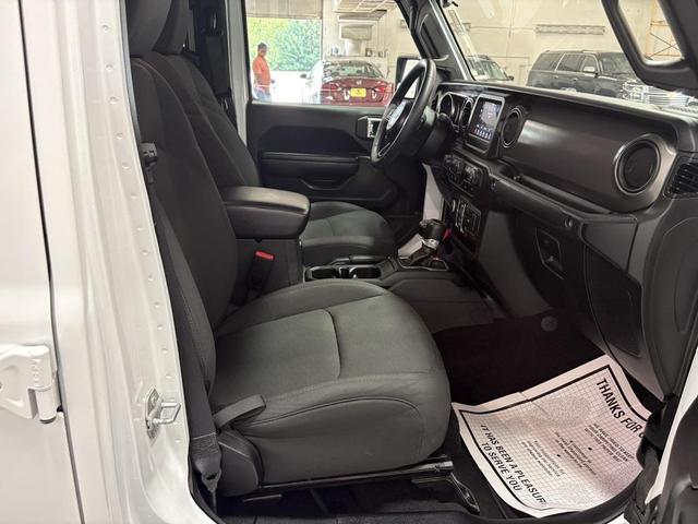 Photo of 2023 Bright White Clearcoat Jeep Gladiator