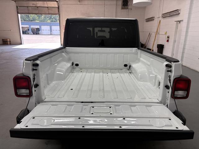 Photo of 2023 Bright White Clearcoat Jeep Gladiator