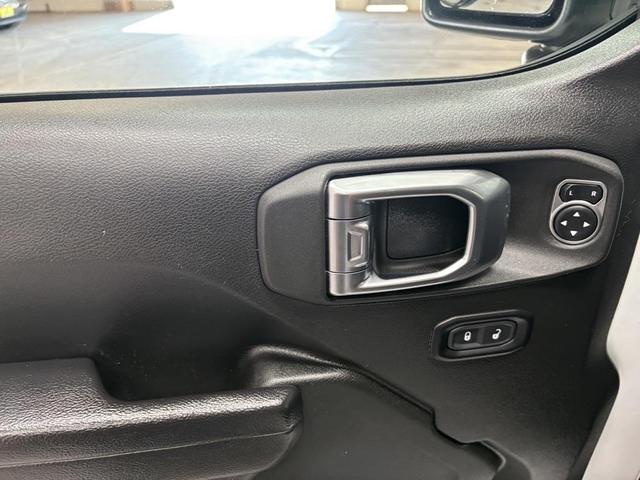 Photo of 2023 Bright White Clearcoat Jeep Gladiator