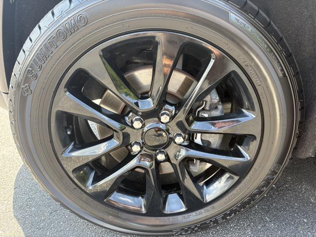 Photo of 2021 Granite Crystal Metallic Clearcoat Jeep Grand Cherokee