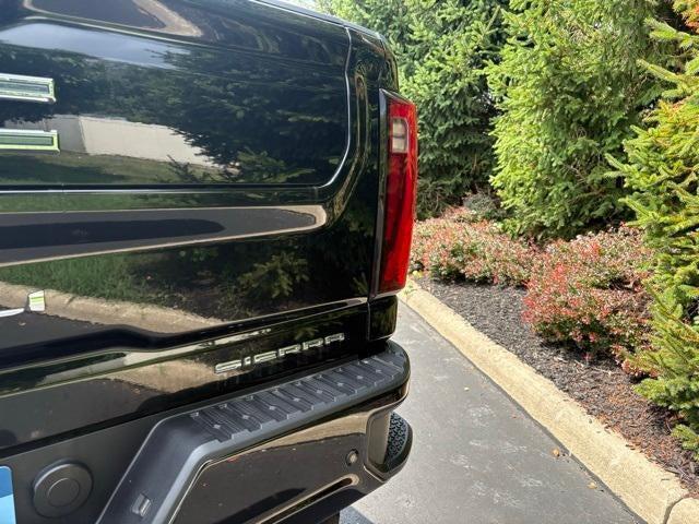 Photo of 2024 Onyx Black GMC Sierra 2500