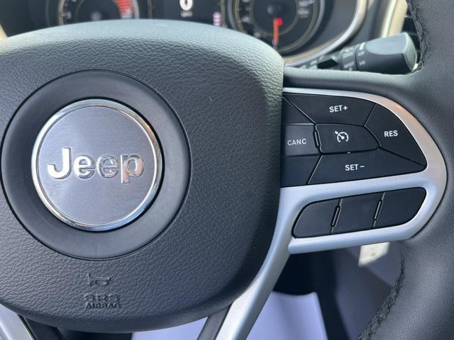 Photo of 2022 Diamond Black Crystal Pearlcoat Jeep Cherokee