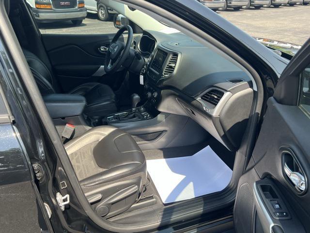 Photo of 2022 Diamond Black Crystal Pearlcoat Jeep Cherokee