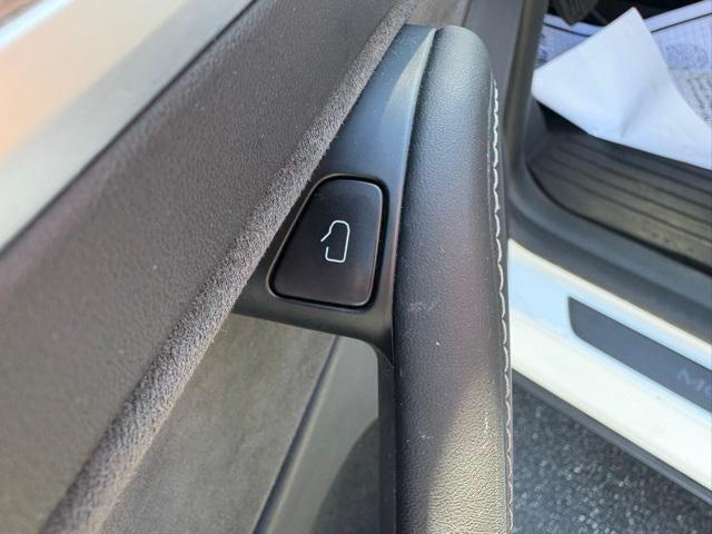Photo of 2023 Pearl White Multi-Coat Tesla Model Y