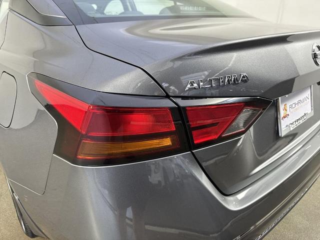 Photo of 2020 Gun Metallic Nissan Altima