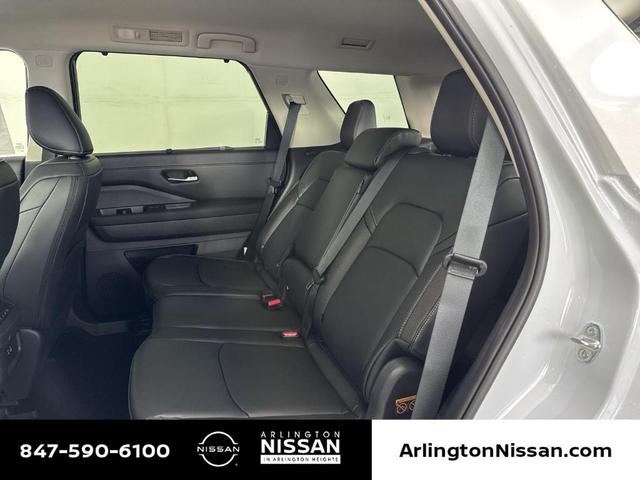 Photo of 2025 Everest White P Nissan Pathfinder