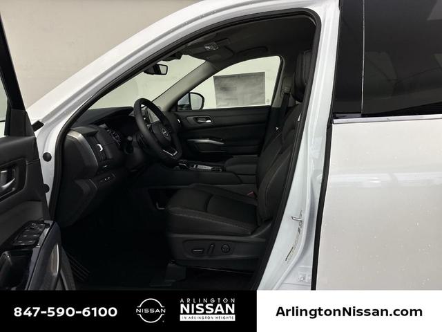 Photo of 2025 Everest White P Nissan Pathfinder