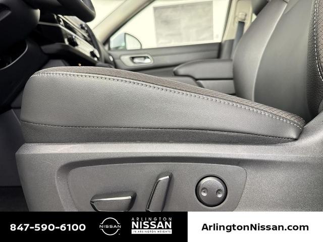 Photo of 2025 Everest White P Nissan Pathfinder
