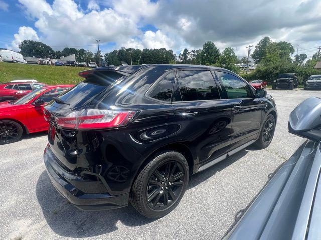 Photo of 2024 Agate Black Metallic Ford Edge
