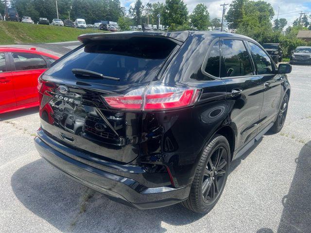 Photo of 2024 Agate Black Metallic Ford Edge