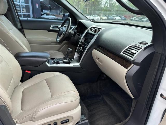 Photo of 2015 White Ford Explorer