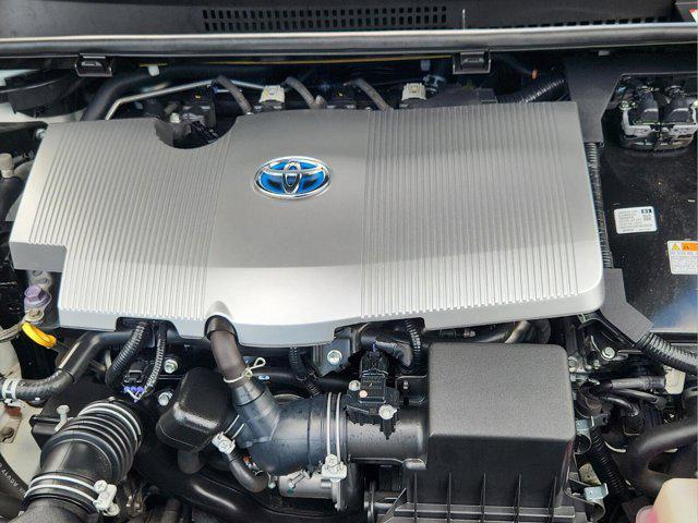 Photo of 2019 Blizzard Pearl Toyota Prius