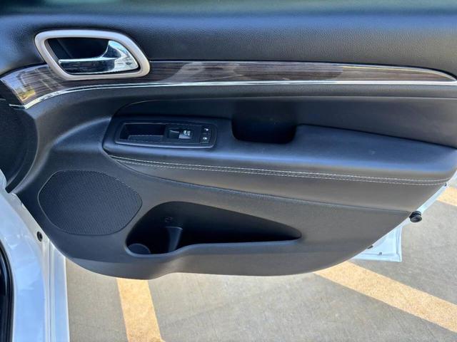 Photo of 2017 Bright White Clearcoat Jeep Grand Cherokee