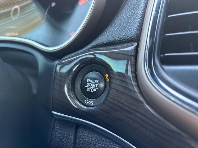 Photo of 2017 Bright White Clearcoat Jeep Grand Cherokee